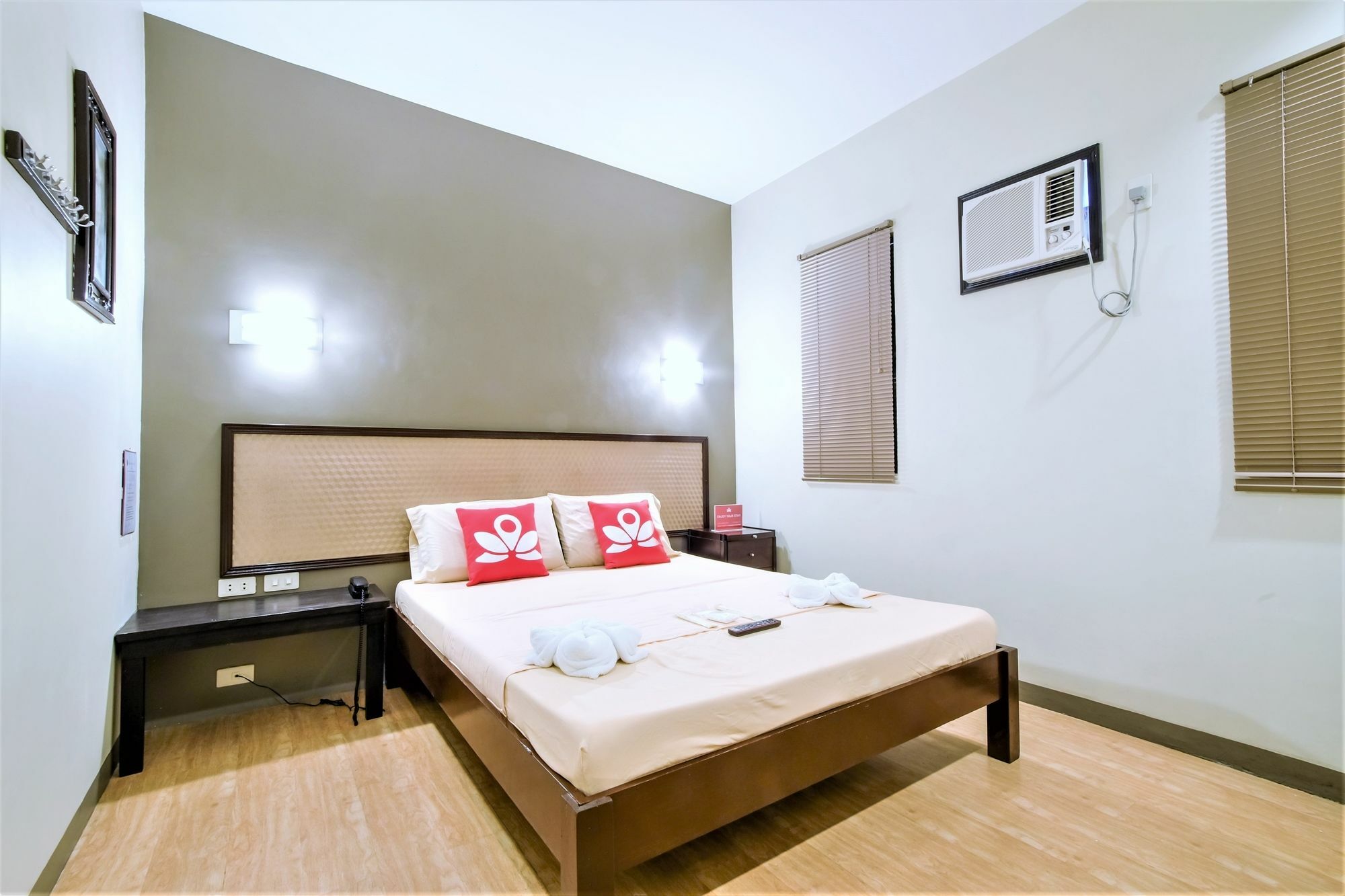 Zen Rooms Basic Aurora パサイ エクステリア 写真