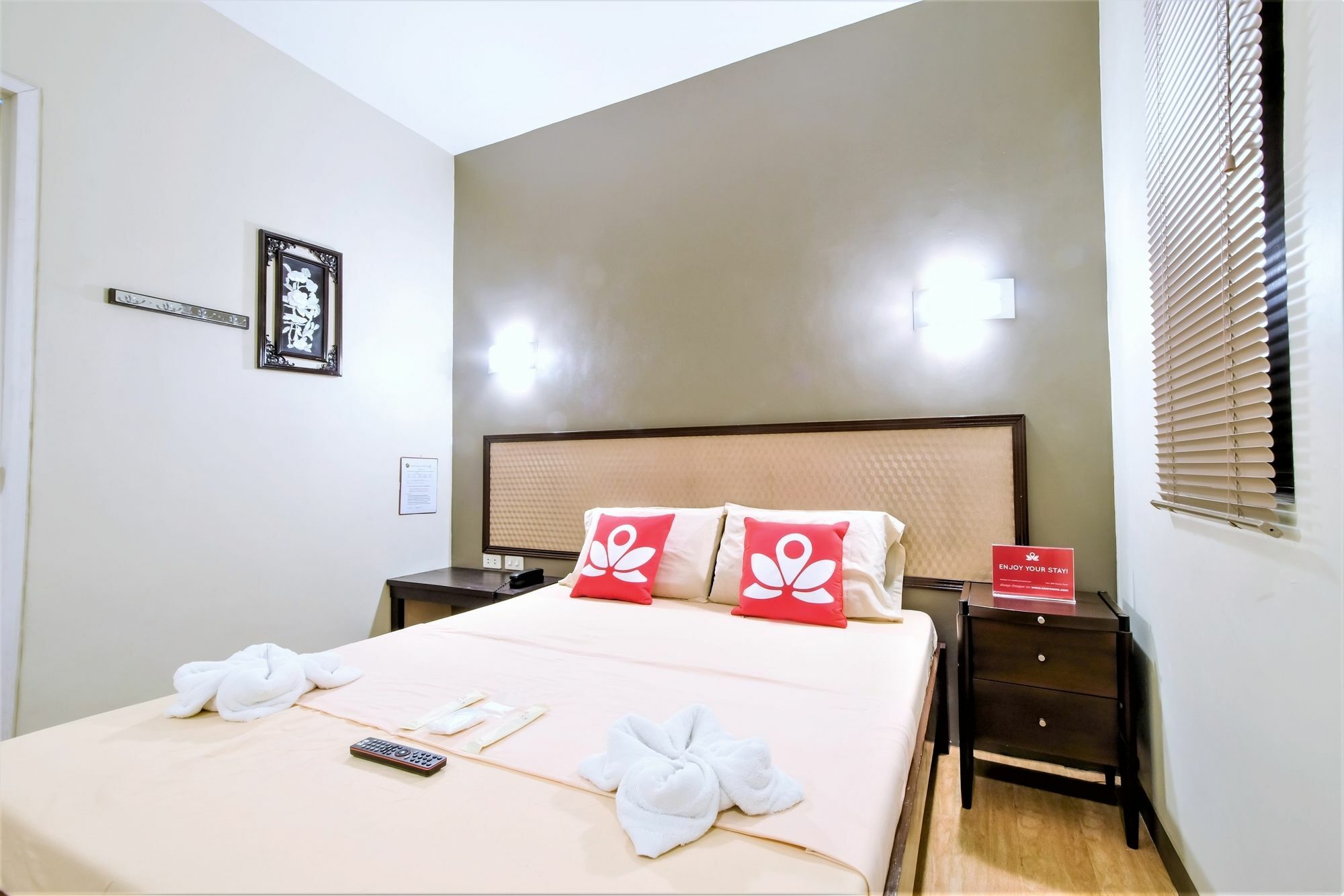 Zen Rooms Basic Aurora パサイ エクステリア 写真